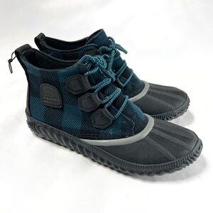 New Sorel Out N About Short Black and Green Plaid Ankle Boots Size 9